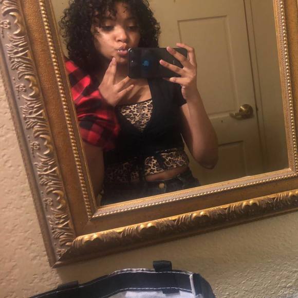 Profile Picture of Kaleigh Melinger (@kaleighbug58) on Poshmark