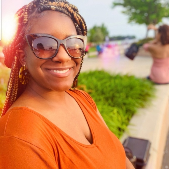 Profile Picture of April Goss (@aprilgoss10) on Poshmark