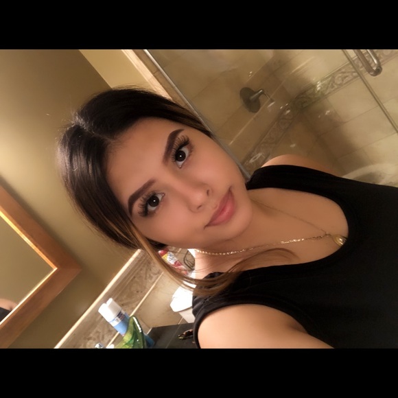 Profile Picture of Daniela Limon (@daniela_limon) on Poshmark
