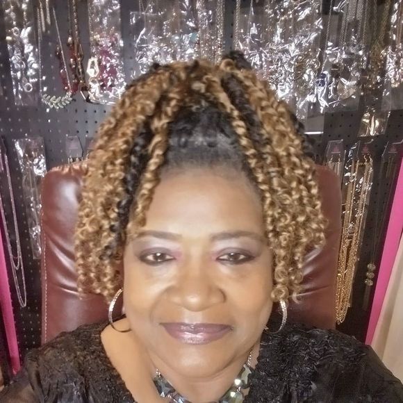 Profile Picture of Frankie Barlow (@frankiebarlow) on Poshmark