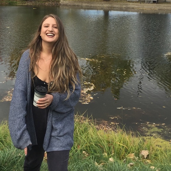 Profile Picture of Kat Whitestone (@katwhitestone) on Poshmark