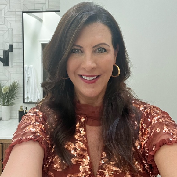 Profile Picture of Michele Cramer (@michelewcramer) on Poshmark