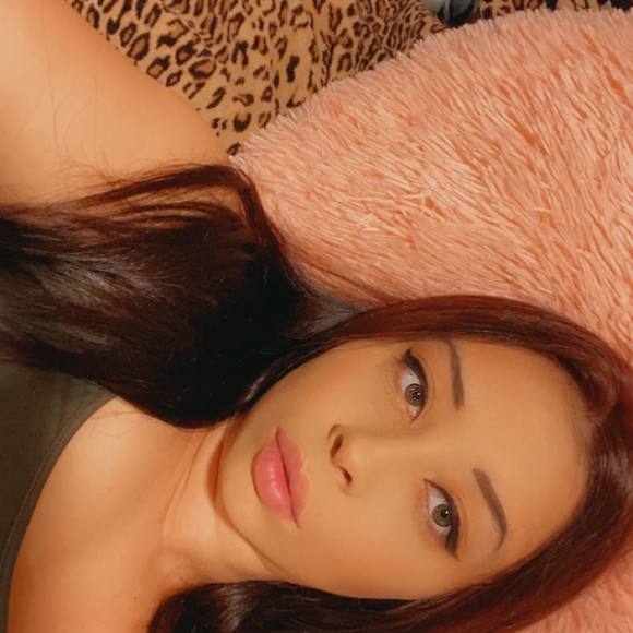 Profile Picture of Krystal Melendez (@krystalmelen370) on Poshmark