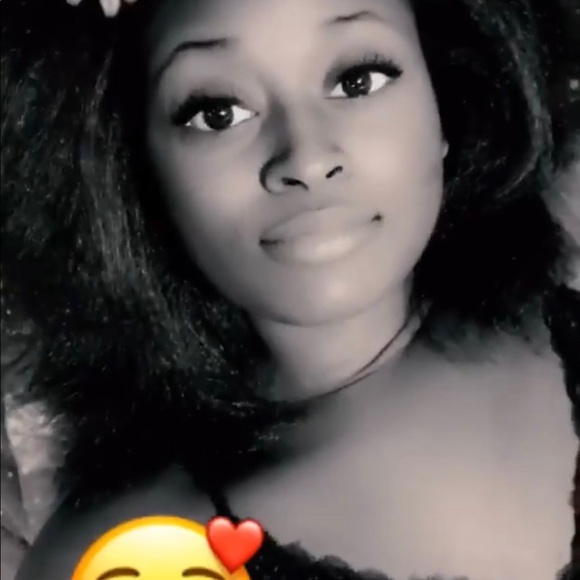 Profile Picture of Imani James (@manniic0utur3) on Poshmark