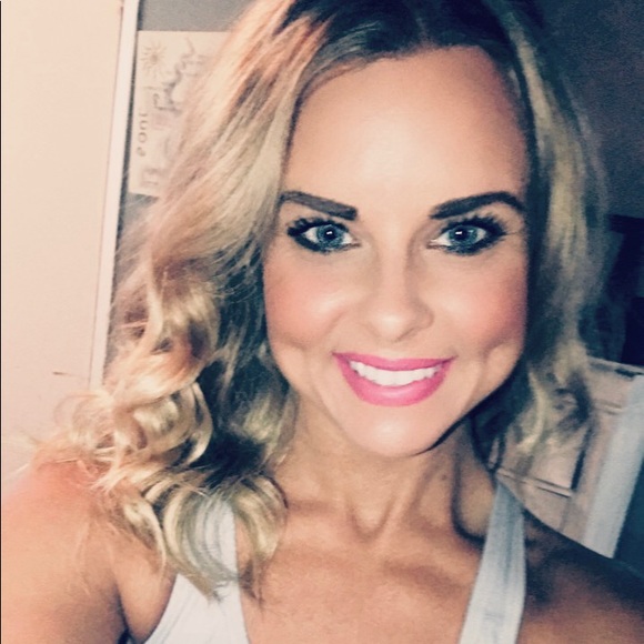 Profile Picture of Amanda Arsenault (@ellsworthfam19) on Poshmark