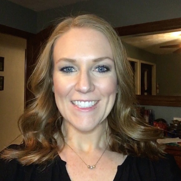 Profile Picture of Megan Droessler (@mkdroessler) on Poshmark