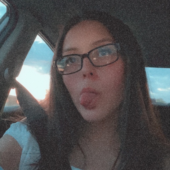 Profile Picture of Savannah Lopez (@savannah4007) on Poshmark