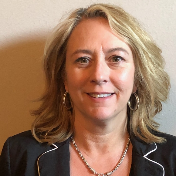 Profile Picture of Stephanie Meseck (@stephaniemeseck) on Poshmark