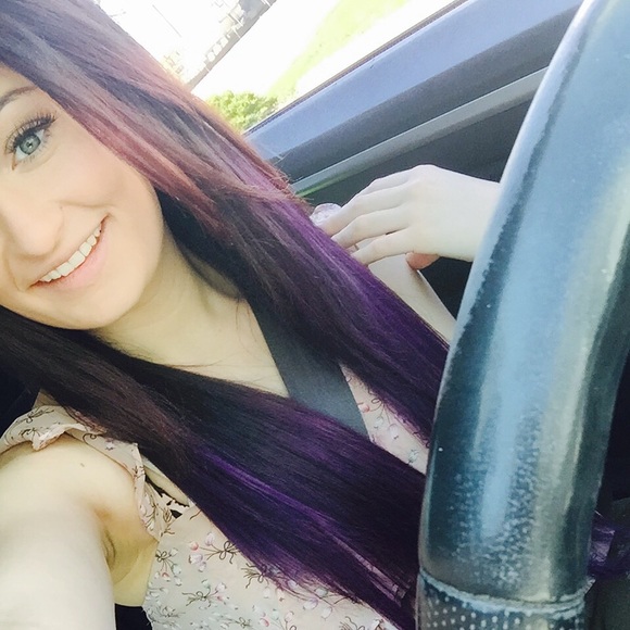 Profile Picture of Whitney Lochhead (@lochheadwh) on Poshmark