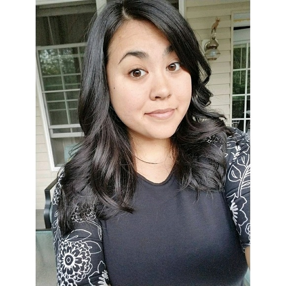 Profile Picture of Nichole Inbody (@nicminimizes) on Poshmark