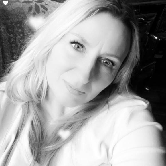 Profile Picture of Martina Morneau (@machinerie) on Poshmark