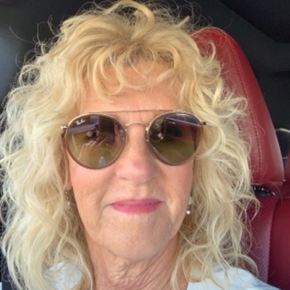 Profile Picture of Brenda Hofbauer (@bhofbauer) on Poshmark