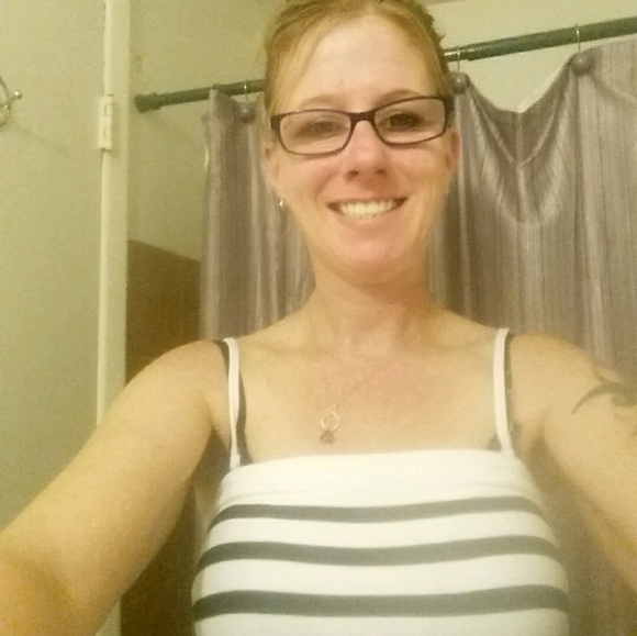 Profile Picture of Ashley Beazer (@abeazer) on Poshmark