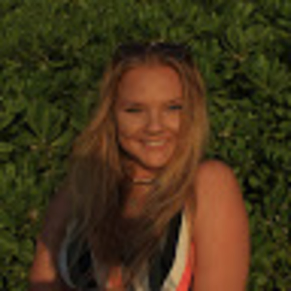 Profile Picture of Haley Hocking (@haleyhocking4) on Poshmark
