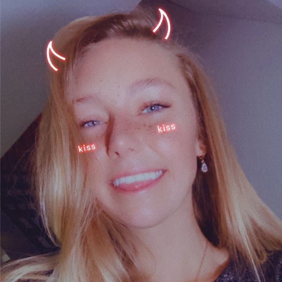 Samantha Sablowski - Poshmark Profile Picture of Samantha Sablowski (@ssablowski) on Poshmark