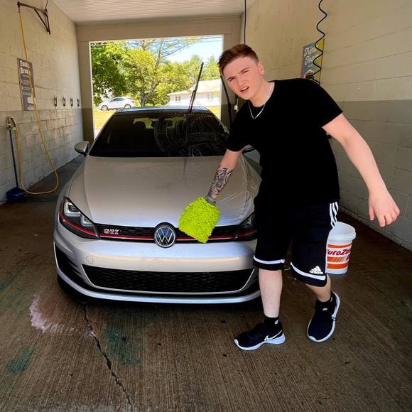 Profile Picture of Anthony Misakian (@misakiananthony) on Poshmark