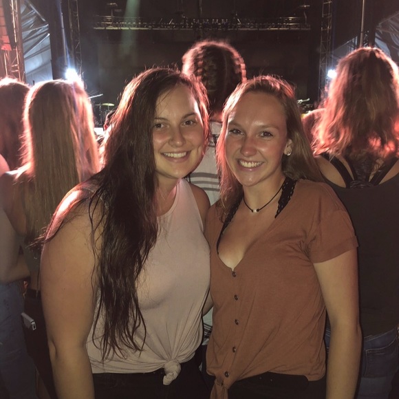 Profile Picture of Bailey Hoeth (@baileyhoeth) on Poshmark