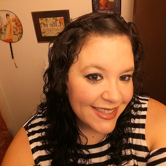 Profile Picture of Kara Siegwald (@ksiegwald) on Poshmark