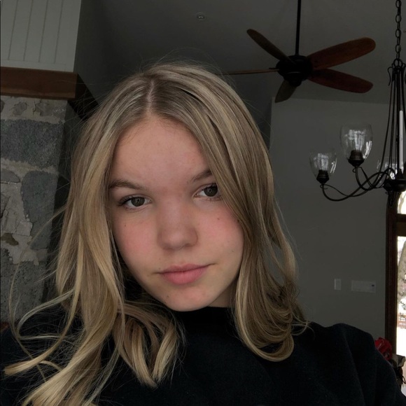 Profile Picture of Rebecca Grootendorst (@beccagrooty) on Poshmark