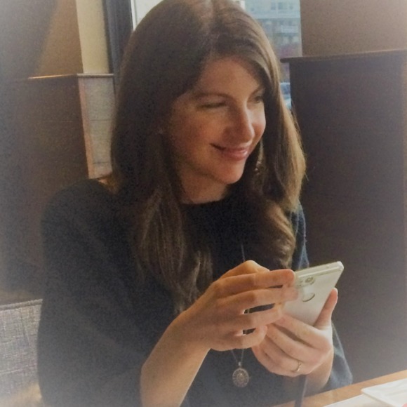 Profile Picture of Lara Anderson (@laanders3) on Poshmark