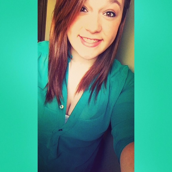 Profile Picture of Abby Renker (@lilrenker) on Poshmark
