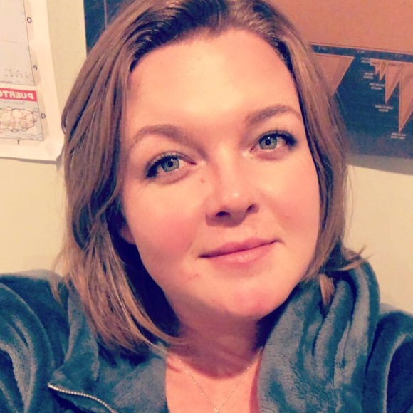 Profile Picture of Bianca Pepler (@bibiq95) on Poshmark