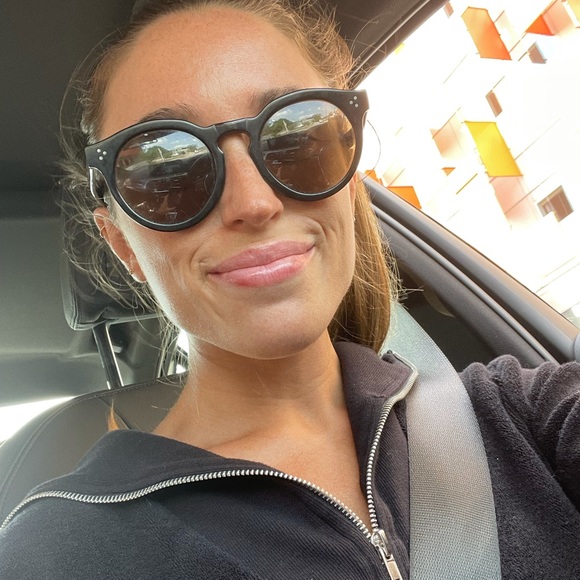 Profile Picture of Carly Morgan (@carlyrmorgan) on Poshmark