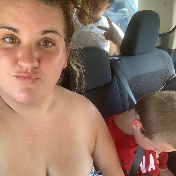 Profile Picture of Taylor Hanks (@taylorhanks437) on Poshmark