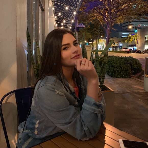 Profile Picture of Danielaa Lourido (@dalourido) on Poshmark