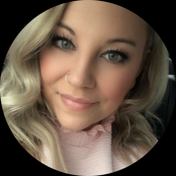 Profile Picture of Stephanie Passow (@stephaniepassow) on Poshmark