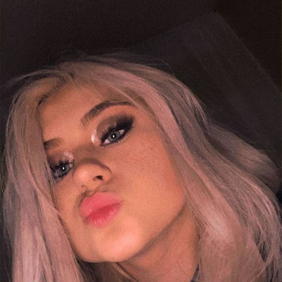 Profile Picture of Kaylin Wambaugh (@kaylinabxo) on Poshmark