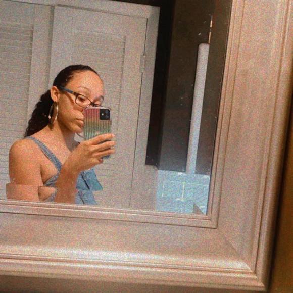 Profile Picture of Ellie Ihrie (@rosareina) on Poshmark