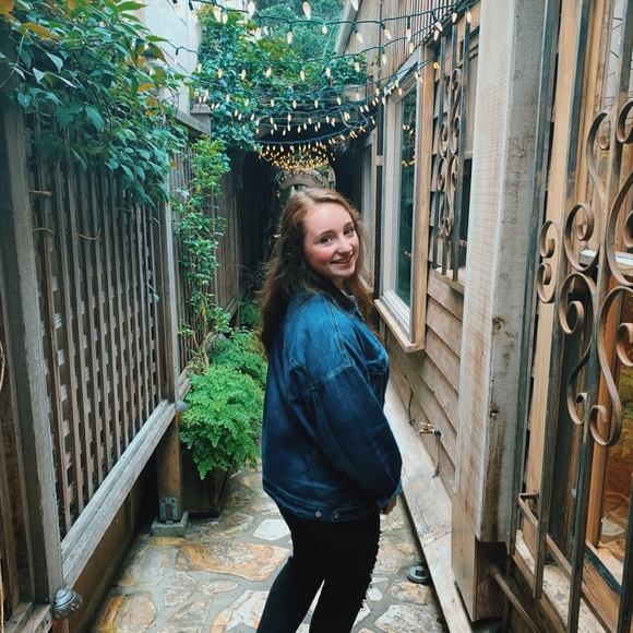 Profile Picture of Emily Johns (@emily8677) on Poshmark