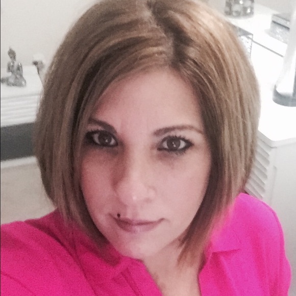 Profile Picture of Anniuska Gigato (@agigato) on Poshmark