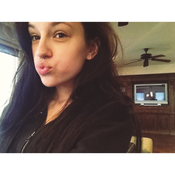 Profile Picture of Julia Moore (@julialauren95) on Poshmark