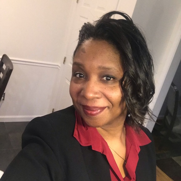 Profile Picture of Towanda Lax (@reshelle972) on Poshmark