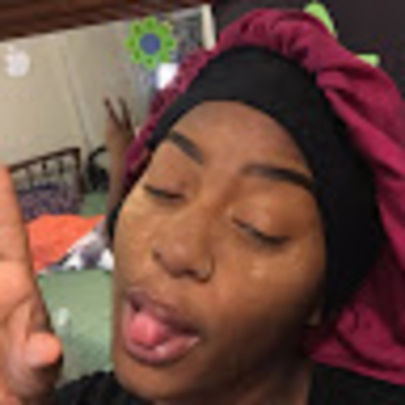 Profile Picture of Victoriaa Tarrah (@tarrahgreen456) on Poshmark