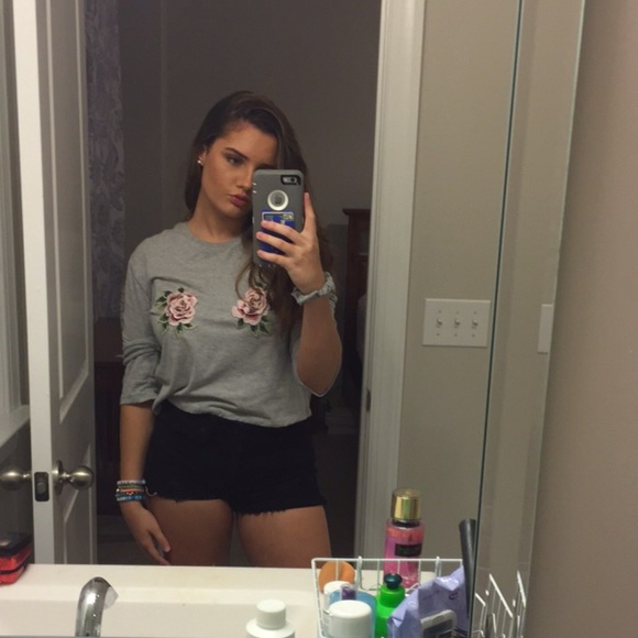 Profile Picture of Sarah Stouter (@sarahstouter9) on Poshmark