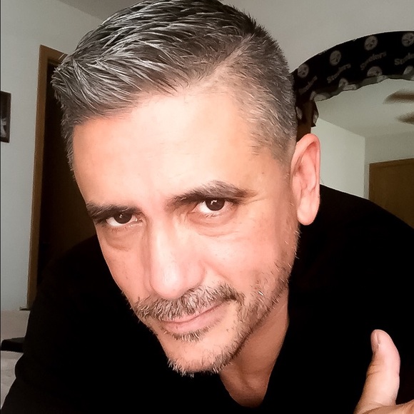 Profile Picture of Michael Kain (@traveltechtoni) on Poshmark