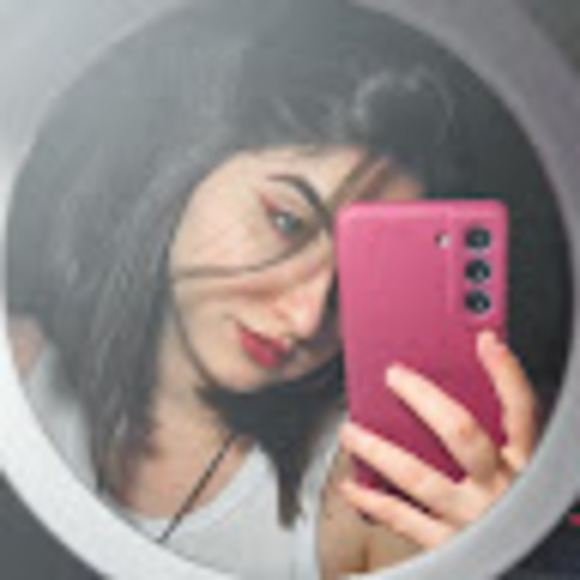 Profile Picture of Julia Squissato (@juliasquissato) on Poshmark