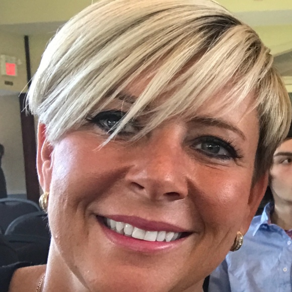 Profile Picture of Sarha Agosta (@iride4wine) on Poshmark