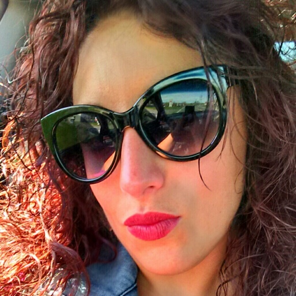 Profile Picture of Amanda Perno (@amanda6238) on Poshmark