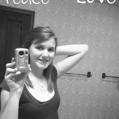 Profile Picture of Jenna Sorrell (@leftunread) on Twitter