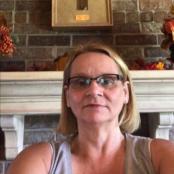 Profile Picture of Debbie Manuele (@dm28859) on Poshmark