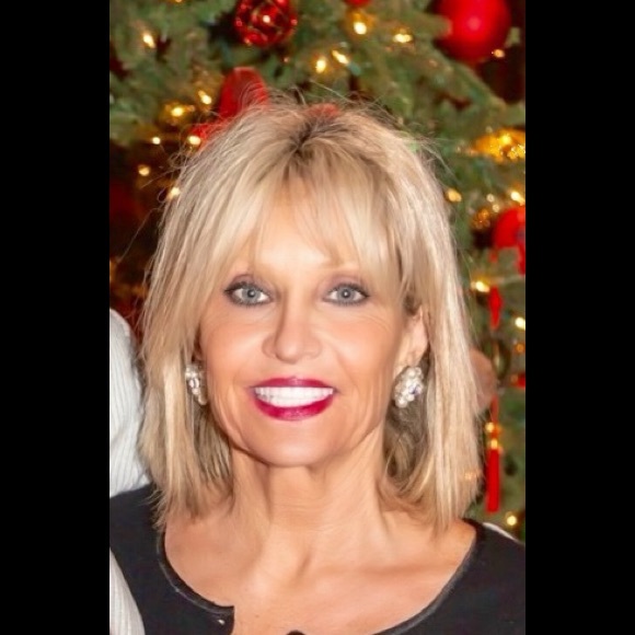 Profile Picture of Chrystal Rivinius (@chrystalrivo) on Poshmark