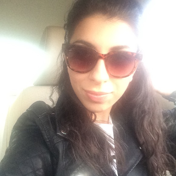 Enna Tunyan - Poshmark Profile Picture of Enna Tunyan (@effortlesschic) on Poshmark