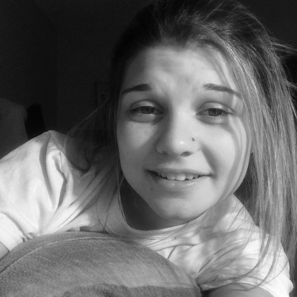 Profile Picture of Sami Grather (@sammiii_20) on Poshmark