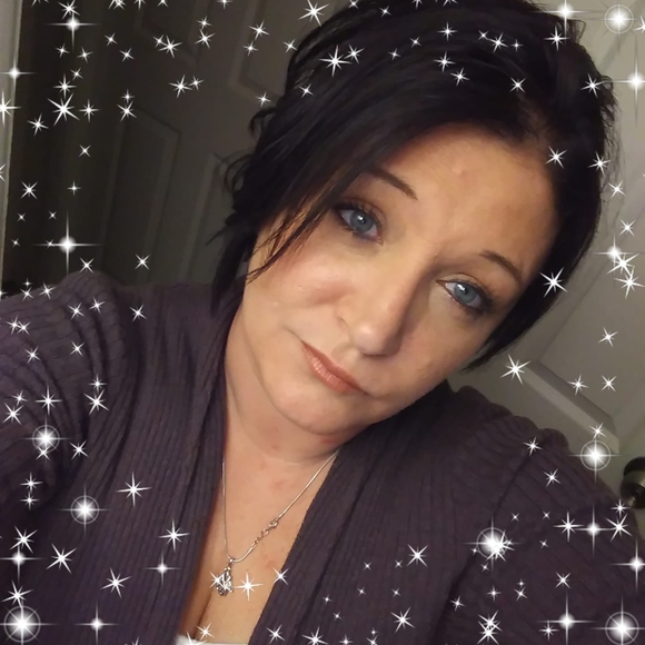 Profile Picture of Crystal Kohl (@kohlcrystal) on Poshmark