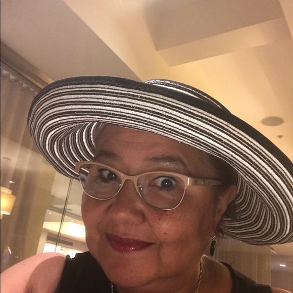 Profile Picture of Paula Barrett (@annealia) on Poshmark
