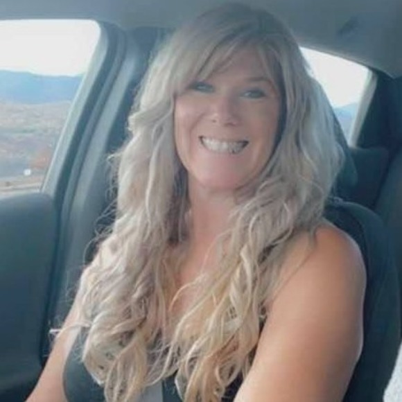 Profile Picture of Julie Lipelt (@pbanjulie) on Poshmark